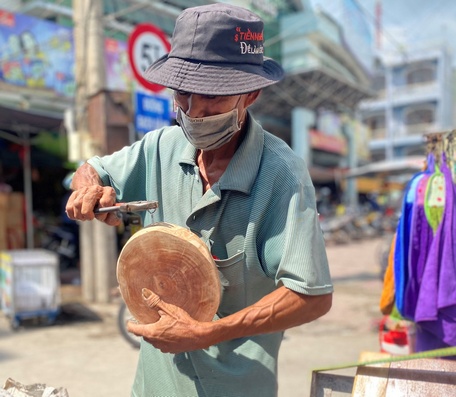 Còn rất nhiều nghề của Tết sống len lỏi trong khắp các hẻm nhỏ: mài dao, sửa thớt, sơn tủ, bàn ghế…