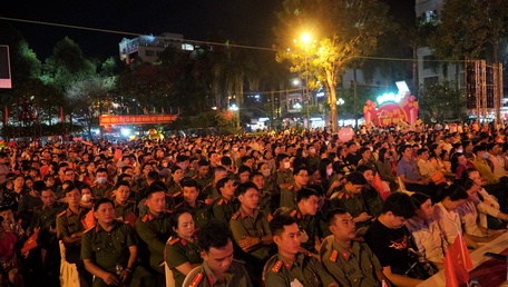 Đông đảo người dân đến thưởng thức chương trình văn nghệ và chờ đón pháo hoa giao thừa mừng năm mới