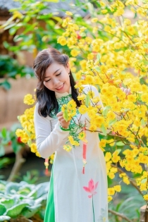 Bạn trẻ giữ hồn Tết Việt