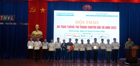 Khen thưởng các cá nhân tham gia diễn tập thực chiến an toàn thông tin mạng. 