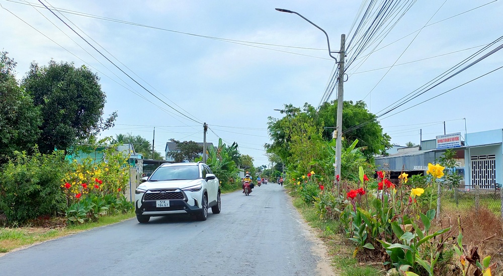 Giao thông thuận tiện, đường về quê ngày càng đẹp hơn nhờ sự cần mẫn chăm chút của cán bộ xã và người dân địa phương.