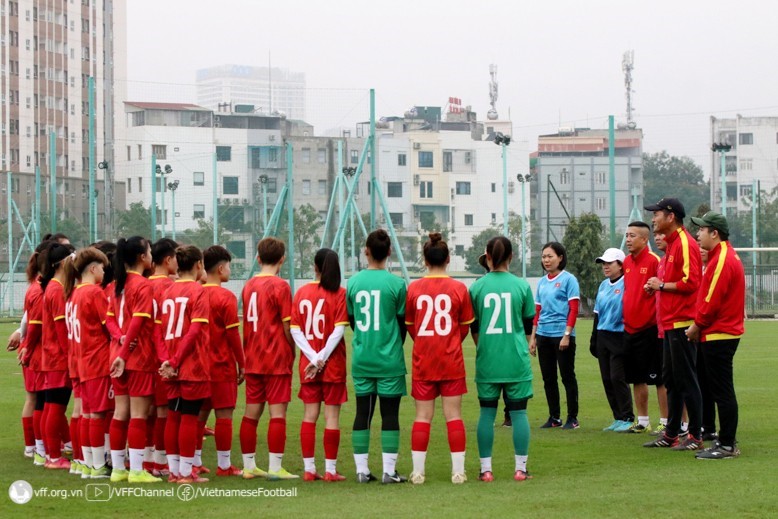 Huấn luyện viên Akira Ijiri cùng ban huấn luyện trao đổi cùng các tuyển thủ. (Ảnh: VFF)