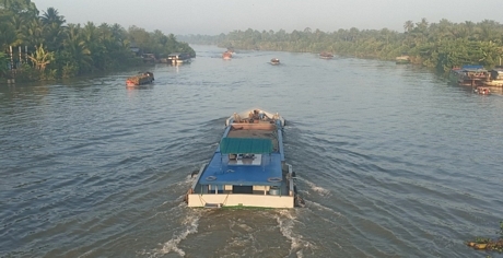 Độ mặn đo được tại nhiều trạm ở Vĩnh Long những ngày qua đã giảm, ngành chuyên môn mở cống để người dân lấy nước ngọt phục vụ sinh hoạt và sản xuất.