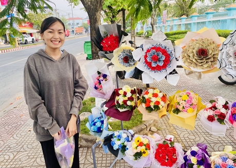 Valentine còn là dịp để các bạn trẻ kiếm thêm thu nhập.
