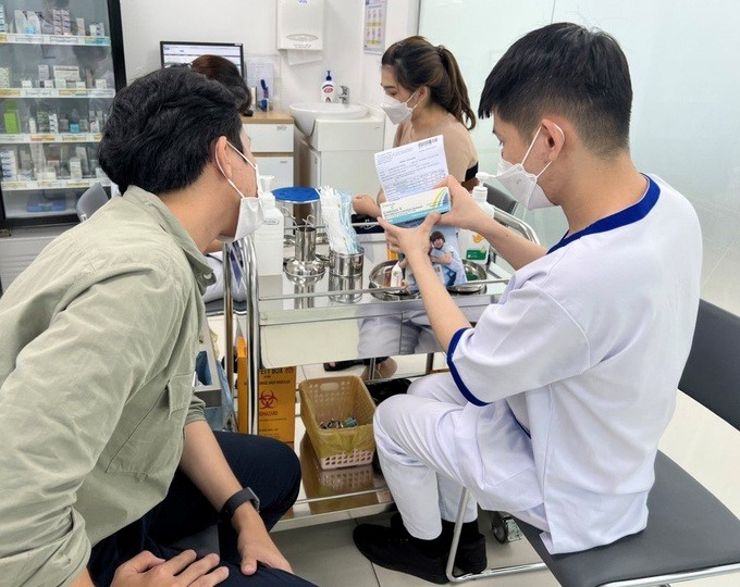 Nhiều khách hàng là nam giới đến tiêm chủng vaccine HPV tăng cao ở VNVC (Ảnh: Mộc Thảo).