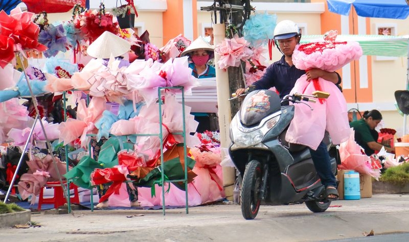 Tại nhiều quầy, shop bán còn có “dịch vụ” giao quà tận nhà.