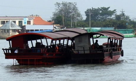 Tàu neo đậu không đúng nơi quy định khi phát hiện lực lượng chức năng kè nhau chạy.