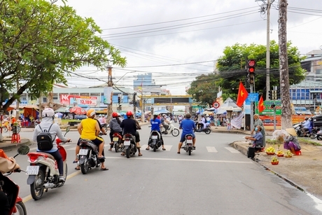 Mô tô, xe máy dừng đèn đỏ sai quy định sẽ bị phạt từ 400.000 - 600.000đ.