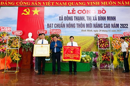 Ông Nguyễn Văn Liệt - Phó Chủ tịch UBND tỉnh trao cờ thi đua xuất sắc và bằng công nhận xã Đông Thạnh đạt chuẩn NTM nâng cao.