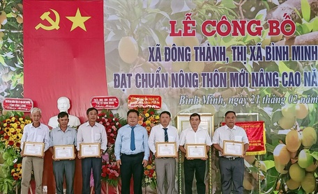 Ông Trương Đặng Vĩnh Phúc - Bí thư Thị ủy Bình Minh trao giấy khen cho các tập thể xuất sắc.