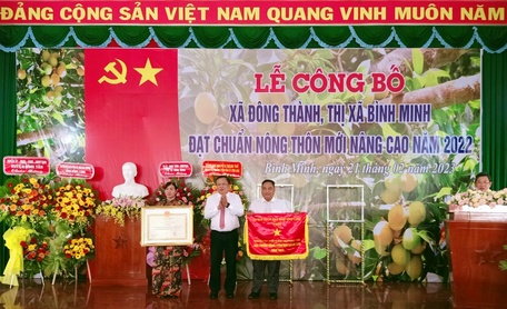 Ông Nguyễn Văn Liệt – Phó Chủ tịch UBND tỉnh trao cờ thi đua xuất sắc và bằng công nhận xã Đông Thành đạt chuẩn NTM nâng cao.