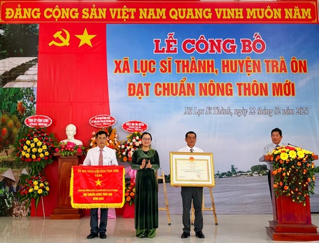 Bà Nguyễn Thị Quyên Thanh - Phó Chủ tịch UBND tỉnh trao cờ thi đua cấp tỉnh và bằng công nhận xã Lục Sĩ Thành đạt chuẩn NTM.