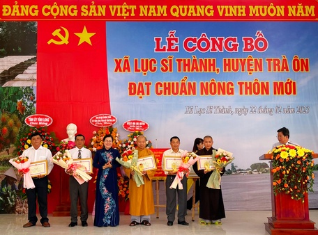 Bà Nguyễn Thị Minh Trang - Ủy viên Thường vụ Tỉnh ủy, Trưởng Ban Tuyên giáo Tỉnh ủy trao bằng khen của Chủ tịch UBND tỉnh cho các nhân và hộ gia đình có thành tích xuất sắc trong phong trào xây dựng NTM năm 2022.