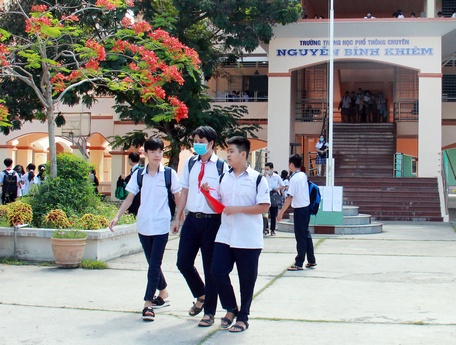 Học sinh thi vào lớp 10, Trường THPT Chuyên Nguyễn Bỉnh Khiêm những năm trước.