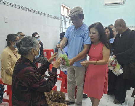 Vợ chồng ông Nguyễn Hoàng Tuấn cùng Hội Ican và Chương trình “Ánh sáng tình thương” Hoa Kỳ đã hỗ trợ 6 đợt mổ mắt tại Vĩnh Long.