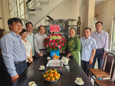 Lãnh đạo tỉnh đến thăm dược sĩ Nguyễn Thị Thu Hiệp - nguyên Giám đốc Sở Y tế.