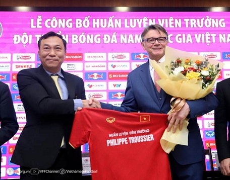 Chủ tịch VFF Trần Quốc Tuấn chức mừng HLV Philippe Troussier - Ảnh: VFF