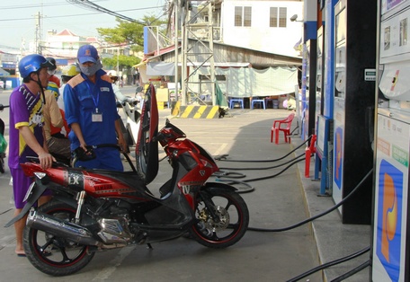 Thi đua học tập và làm theo Bác, các cửa hàng xăng dầu Petrolimex Vĩnh Long nhiệt tình phục vụ khách hàng. 