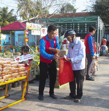 Điểm nhấn trong “Tết Nhân ái” tại Vĩnh Long là phiên “Chợ nhân đạo”. 