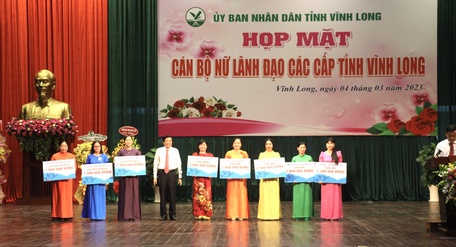 Bí thư Tỉnh uỷ Bùi Văn Nghiêm trao giải thưởng cho các đội tham gia hội thi.