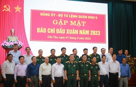 Đại biểu chụp ảnh lưu niệm.