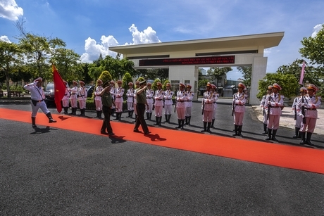 Bộ trưởng Bộ Công an Tô Lâm duyệt đội ngũ Đội Tiêu binh danh dự Công an tỉnh Vĩnh Long. Ảnh: NGUYỄN HÒA BÌNH