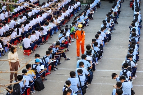 Công ty Điện lực Vĩnh Long tuyên truyền tiết kiệm điện trong trường học.