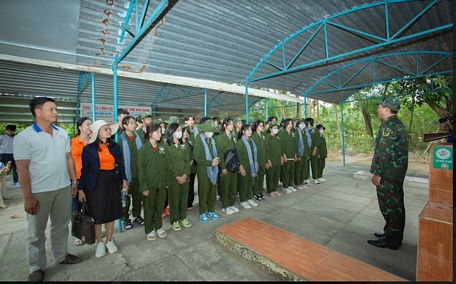 Thầy Duy Phương- giáo viên dạy môn Giáo dục quốc phòng- An ninh, với tiết dạy trải nghiệm chủ đề “Tìm hiểu và trải nghiệm bắn đạn thật với súng tiểu liên AK47 tại khu trò chơi bắn đạn thật của đồi Tức Dụp”.Ảnh: DIỄM TRANG (Vũng Liêm)