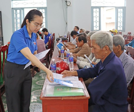 Tuyên truyền, hướng dẫn người dân tham gia chuyển đổi số.