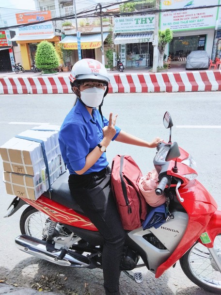 “Người trung chuyển yêu thương”, nâng niu từng quyển sách, từng ổ bánh mì tặng người có hoàn cảnh khó khăn. 