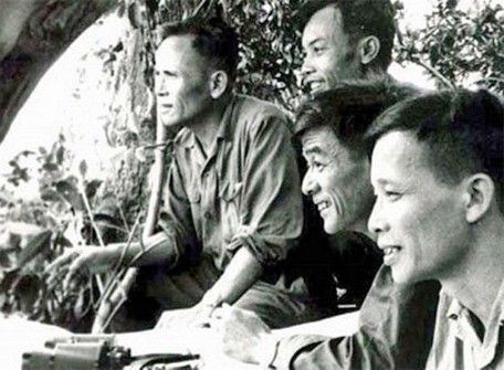  Đại tướng Chu Huy Mân (bìa trái) tại đài quan sát chiến dịch F2 tháng 6/1972. Ảnh: Tư liệu