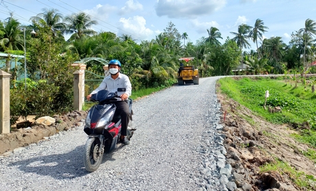 Các công trình giao thông được đầu tư tạo thuận lợi cho việc đi lại, vận chuyển hàng hóa.