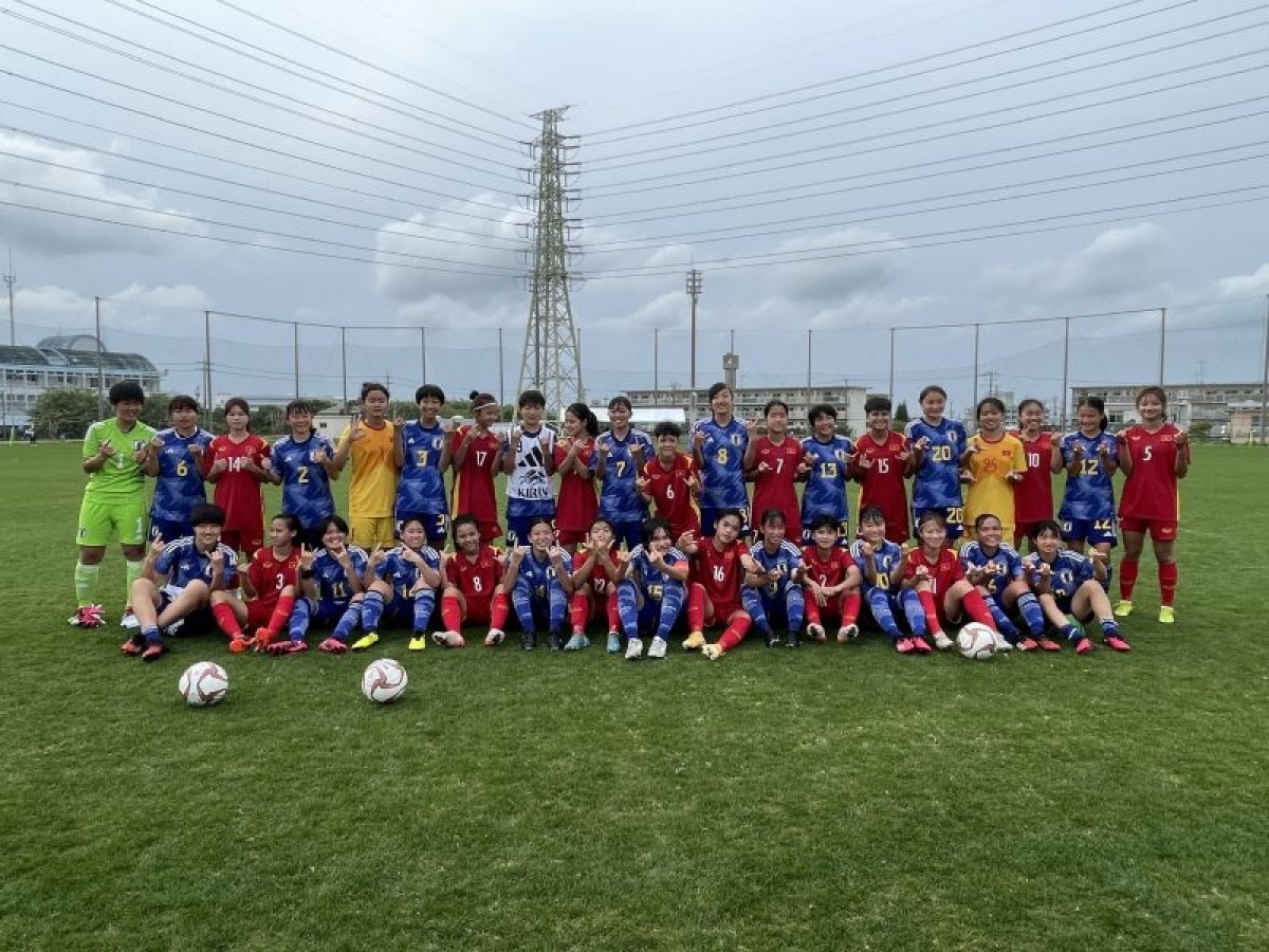 U17 nữ Việt Nam và U17 nữ Nhật Bản chụp ảnh lưu niệm sau trận chung kết. (Ảnh: VFF)