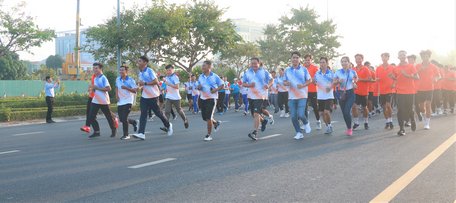 Cán bộ, công chức, viên chức, huấn luyện viên, vận động viên thể thao tham gia Ngày chạy Olympic