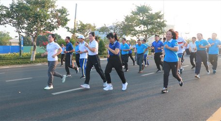 Lãnh đạo tỉnh và các đại biểu dự lễ phát động tham gia Ngày chạy Olympic.