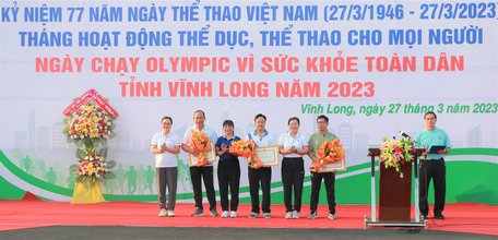  Lãnh đạo tỉnh trao bằng khen của Bộ Văn hóa-TT-DL cho các đơn vị tổ chức tốt Đại hội TDTT cấp huyện và cấp xã năm 2022.