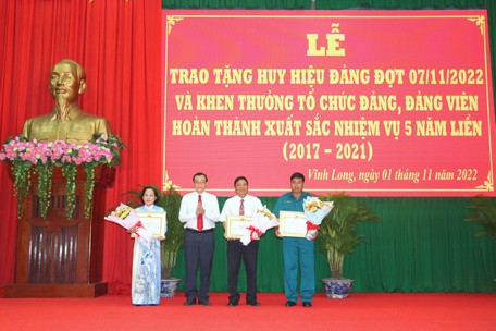 Tổ chức đảng, đảng viên hoàn thành xuất sắc nhiệm vụ là tiền đề quan trọng để xây dựng Đảng ngày càng vững mạnh.