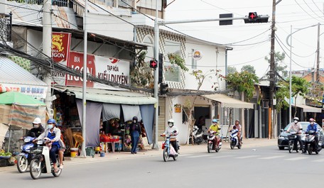 Nhiều người vẫn vô tư điều khiển phương tiện chạy tiếp khi đèn đỏ.