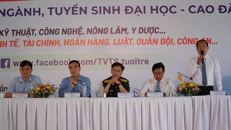 Tư vấn khối ngành kinh tế cho học sinh.