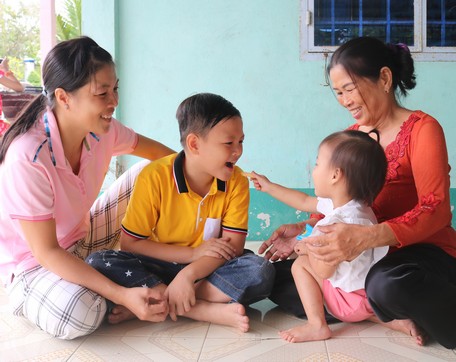 Người cao tuổi nêu gương sáng trong gia đình và xã hội.