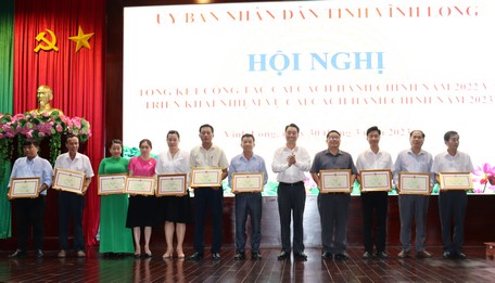 Ông Lữ Quang Ngời- Phó Bí thư Tỉnh ủy, Chủ tịch UBND tỉnh trao bằng khen cho các tập thể, cá nhân tiêu biểu có thành tích tiêu biểu, xuất sắc trong công tác cải cách hành chính năm 2022