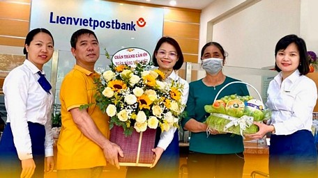 Khách hàng N.T.H xúc động cảm ơn cán bộ, nhân viên Lienvietpostbank Quế Võ.