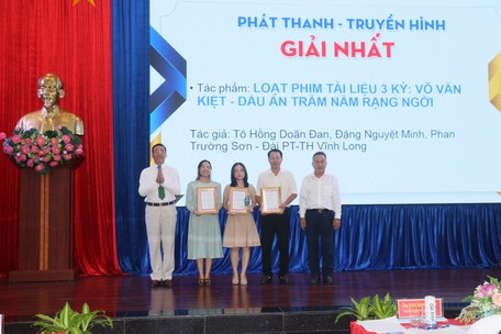  Nhóm tác giả Đài Phát thanh - Truyền hình Vĩnh Long nhận giải nhất.