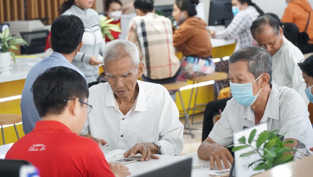 Theo ghi nhận của phóng viên, người chưa chuẩn hóa thông tin thuê bao là phần lớn là người trung niên, lớn tuổi, do không biết cách thực hiện qua ứng dụng hoặc website của các nhà mạng.