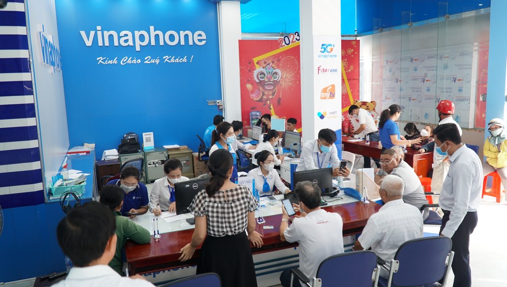 Tại điểm giao dịch VinaPhone Vĩnh Long và Viettel Vĩnh Long cũng tương tự, khách hàng đã đến chật kín hết chỗ.