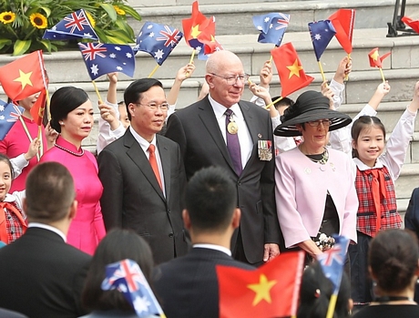 Chủ tịch nước Võ Văn Thưởng cùng phu nhân đón Toàn quyền Australia David Hurley và phu nhân Linda Hurley - Ảnh: VGP/Nhật Bắc