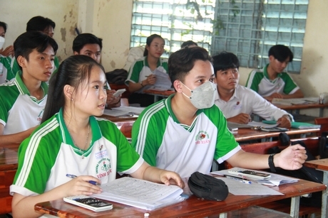 Minh Thư có tinh thần tự học cao, khi học luôn tập trung để hiểu bài ngay tại lớp.