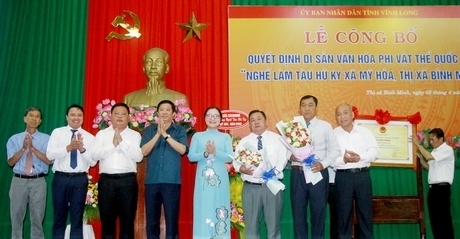 Lãnh đạo tỉnh trao Quyết định Di sản văn hóa phi vật thể quốc gia “Nghề làm tàu hủ ky xã Mỹ Hòa, TX Bình Minh”.