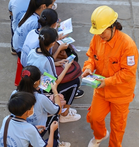 Ngành điện tuyên truyền tiết kiệm điện trong trường học.