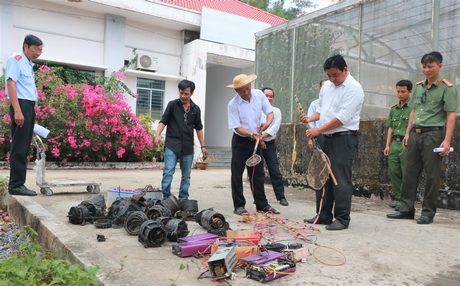 Tiêu hủy các công cụ khai thác thủy sản mang tính tận diệt.